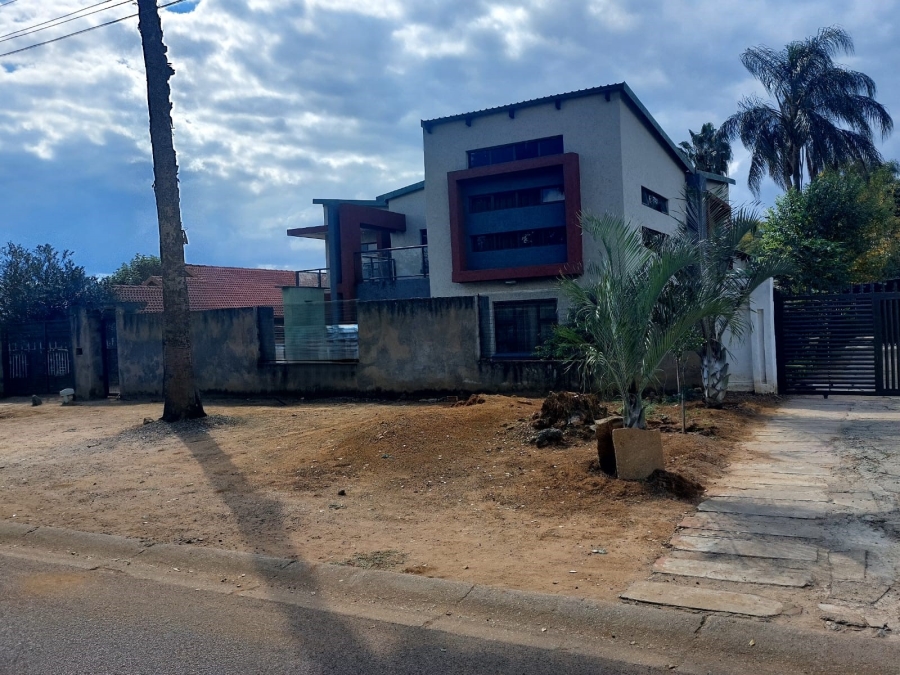 5 Bedroom Property for Sale in Oos Einde North West